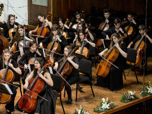 Gudači u galeriji: Veliki orkestar škole za talente u Ćupriji 
