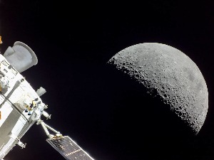 Насин „орајон" се вратио с пута око Месеца