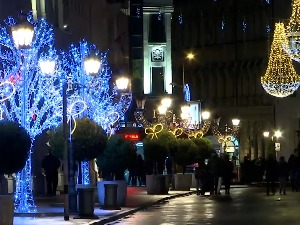 Skromnije, ali veselo – sve je spremno za novogodišnje slavlje širom Srbije