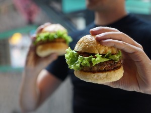 Човек бесан,  грешком вегетаријански хамбургер  платио 666,50 фунти 