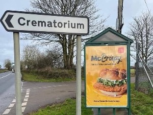 „Неукусно“, извињење Мекдоналдса због рекламе за „мекхрскави бургер“ поред крематоријума