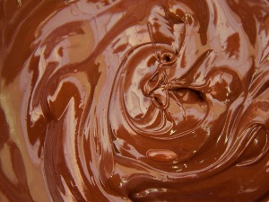 Упали у резервоар са чоколадом од које се праве твикс и сникерс – успешно спасени