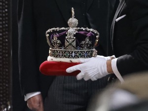 Камилина круна без контроверзног дијаманта „кох-и-нур“
