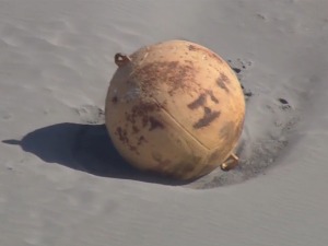 Море избацило мистериозну куглу на плажу у Јапану, полиција забранила приступ