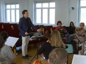 Максим Рисанов на Коларцу преставља обе стране уметничке личности – виолисту и диригента