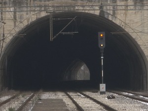 Otmica u stanici Štrpci, mrak između dva tunela