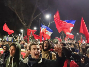 Југословенске заставе са петокраком на антифашистичком маршу италијанских студената