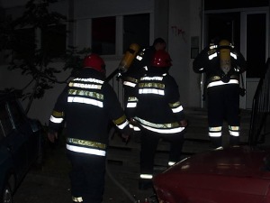 Избио пожар у кампу за азиланте у Крњачи, повређен ватрогасац