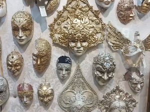 U radionici venecijanskih maski u Skadru unikati ukrašeni draguljima, kristalima i perjem