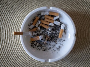 Novi pokušaj zabrane pušenja u zatvorenom – lekari sada mnogo glasniji, ugostitelji računaju gubitke