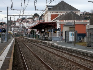 Штрајкови широм Француске – стали возови, блокиране рафинерије, електране и школе