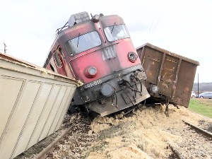 Теретни воз налетео на камион између Параћина и Јагодине, повређене две особе