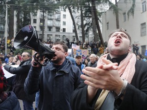 Грузијски парламент усвојио Закон о страним агентима, полиција воденим топовима на демонстранте